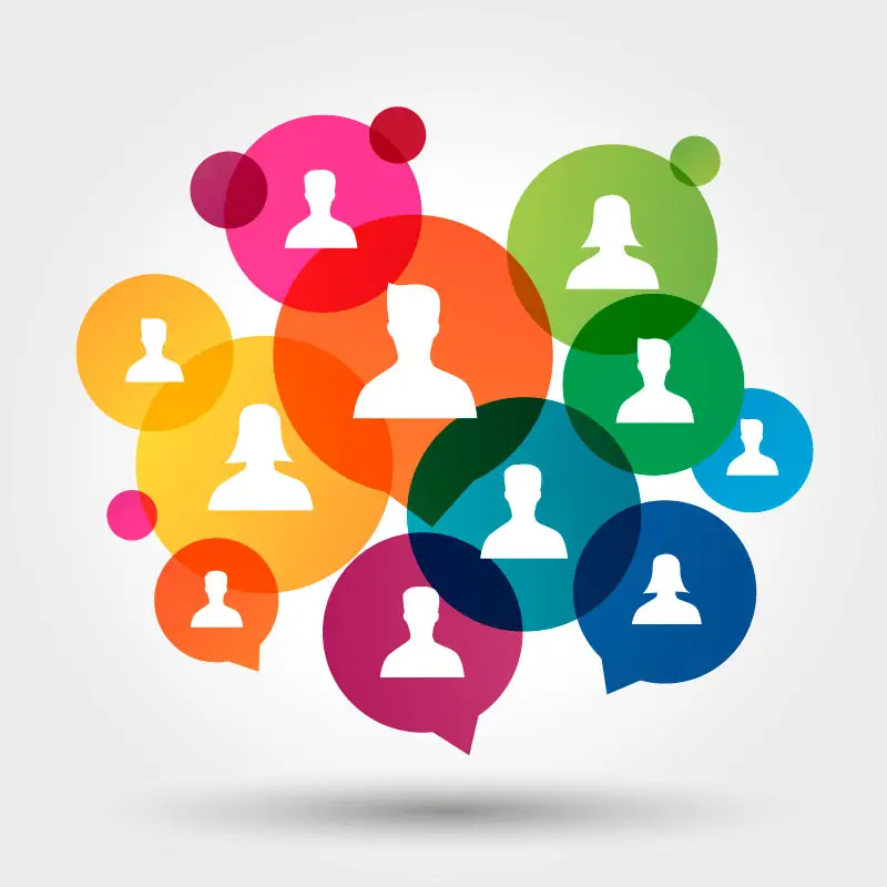 Verschiedene Köpfe als Grafiken in Sprechblasen